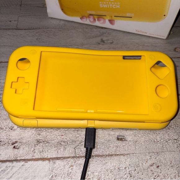 Nintendo Switch Lite 32GB Handheld Console Yellow Box Tempered Glass on Screen - Picture 12 of 15